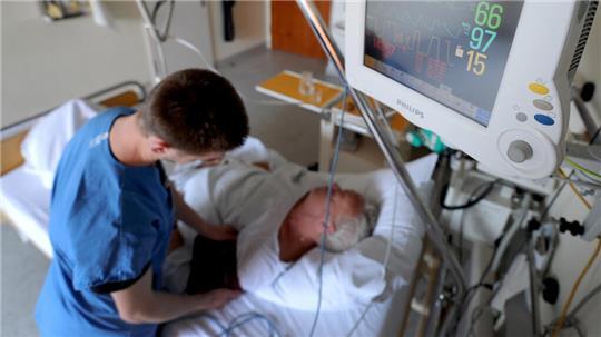 Nach der Betreuung auf einer Stroke Unit im Krankenhaus fühlen sich Schlaganfall-Patienten häufig alleine gelassen.