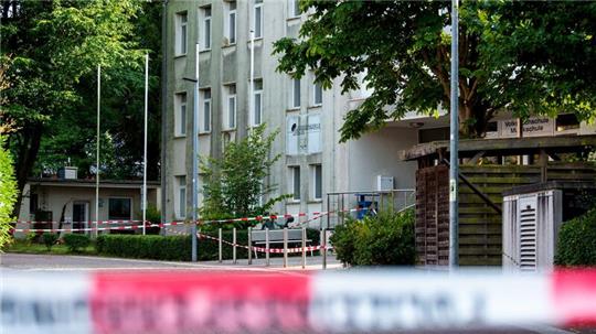 Nach der Bluttat an einer Volkshochschule sind noch viele Fragen offen.