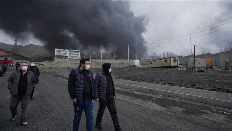 Nach der Bombardierung eines Öllagers durch Israel hat sich der Himmel in Teilen Teherans verdunkelt.