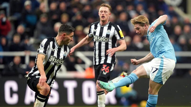 Nach der Einwechslung von Kevin De Bruyne (r) drehte Manchester City das Spiel in Newcastle.