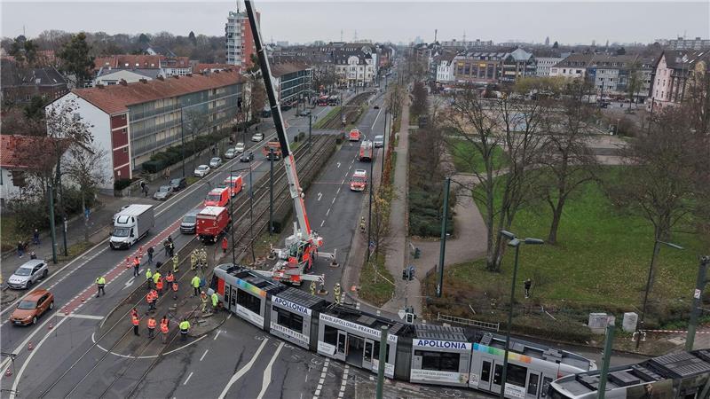 Straßenbahn in Düsseldorf entgleist - 13 Verletzte Nach der Entgleisung wurde ein Schwerlastkran angefordert.