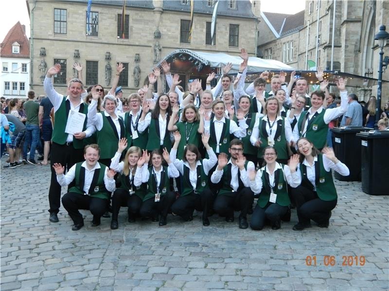 Nach der Ergebnisbekanntgabe auf dem Osnabrücker Marktplatz: Die Mitglieder des Harsefelder Spielmannszugs feiern Platz fünf. Foto: Heins