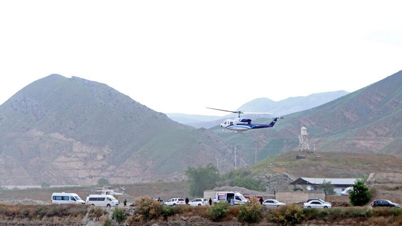 Helikopterunfall: Suche nach Irans Präsidenten Nach der Eröffnung des Staudammes hebt der Hubschrauber mit dem iranischen Präsidenten Ebrahim Raisi an Bord ab.