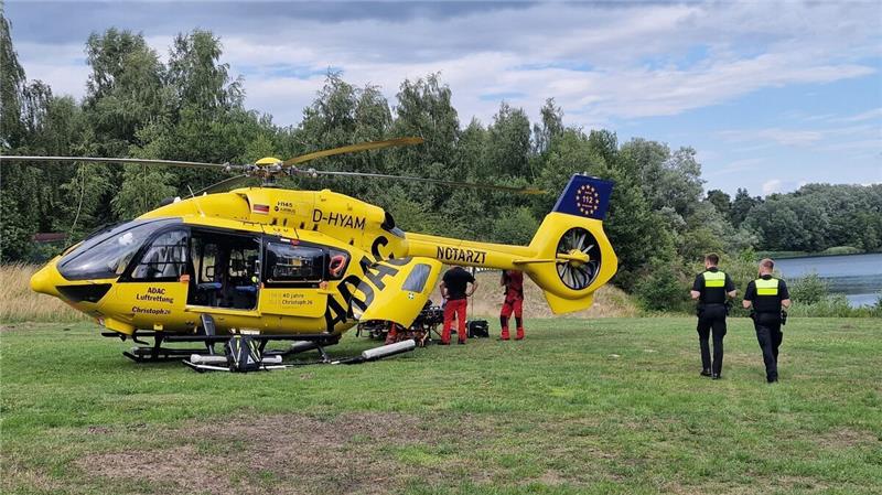 Darum landete ein Rettungshubschrauber am Kreidesee Nach der Erstversorgung durch Notarzt und Rettungsdienst wurde der Patient mit dem Rettungshubschrauber in eine Hamburger Klinik geflogen. Foto: Jürgen Lange