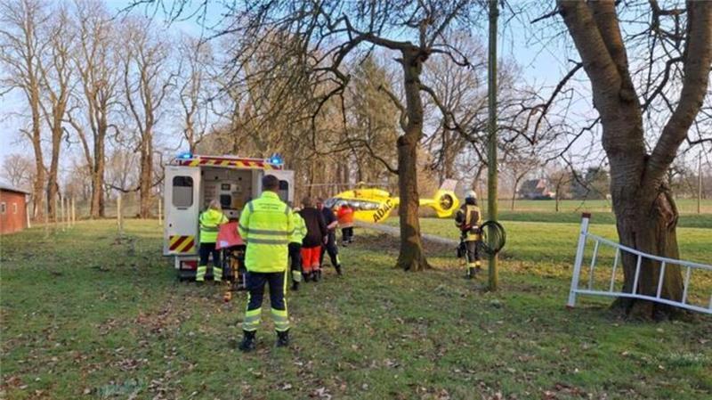 Nach der Erstversorgung durch den Notarzt und den Rettungsdienst wurde der Patient in eine Spezialklinik transportiert.