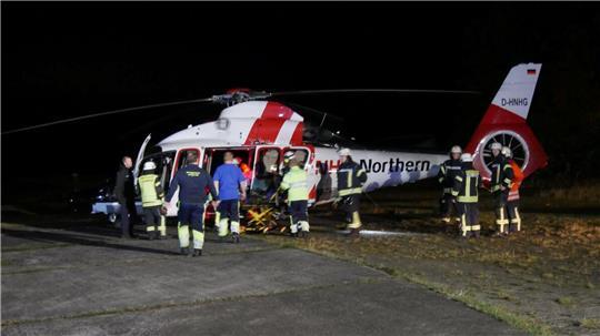 Nach der Erstversorgung wird die Tauchpartnerin in den NHC Offshore-Rettungshubschrauber "Northern Rescue 01" geladen und nach Gelsenkirchen geflogen.