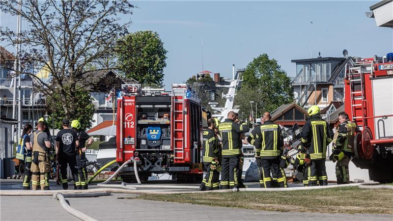 Ostsee-Ort Timmendorfer Strand: Knalltraumata nach Explosion Nach der Explosion der Gasflasche wurde der Bereich weiträumig abgesperrt.