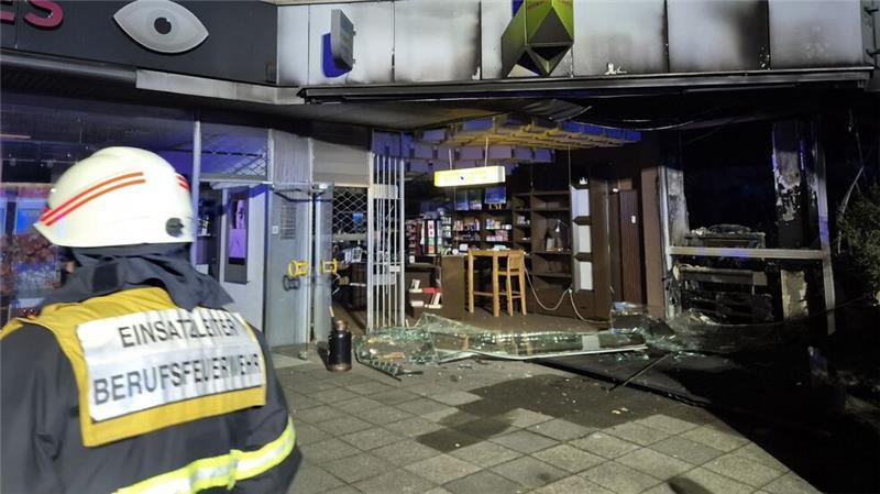 Sorge in Köln - Explosionsserie nimmt kein Ende Nach der Explosion in dieser Ladenzeile hatte sich ein Verdächtiger der Polizei gestellt.