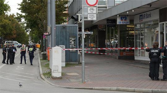 Nach der Explosion in einer Passage eines Geschäftshauses sperrte die Polizei den Bereich für die Spurensuche ab.