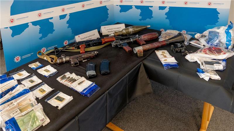 Nach der Festnahme der Ex-RAF-Terroristin Daniela Klette wurden in deren Wohnung unter anderem Kriegswaffen, Munition und Geld gefunden. (Archivbild)