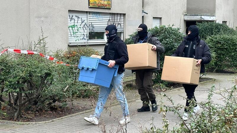 Schwere Kriegswaffen bei Ex-RAF-Terroristin gefunden Nach der Festnahme von Daniela Klette setzt die Berliner Polizei ihren Einsatz in der Wohnung der früheren RAF-Terroristin fort.