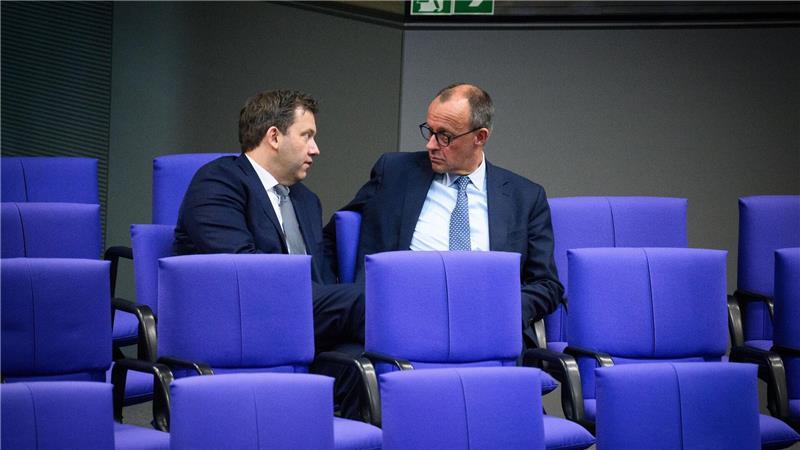Ringen um Verteilung der Milliarden und Reformen beginnt Nach der Finanzeinigung mit den Grünen beginnt für die Koalitionsverhandler das Ringen um die Details: SPD-Fraktionschef Klingbeil und Unionsfraktionschef Merz.