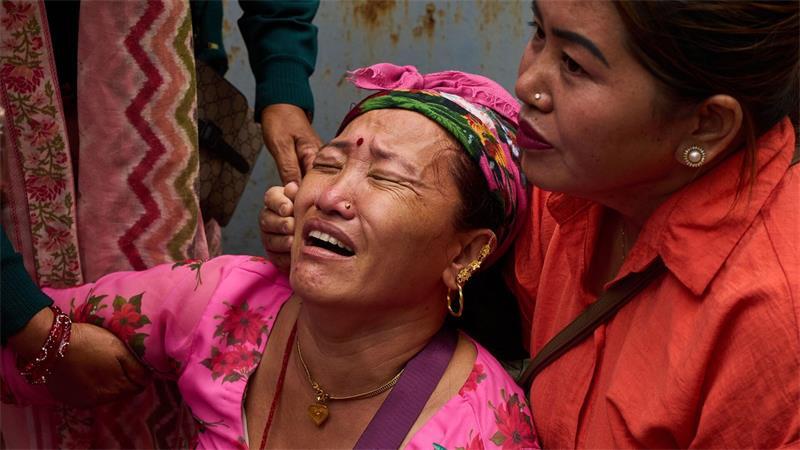 Massengräber in Nepal stoßen auf Kritik - Suche geht weiter Nach der Flutkatastrophe herrschen in Nepal Trauer und Verzweiflung.