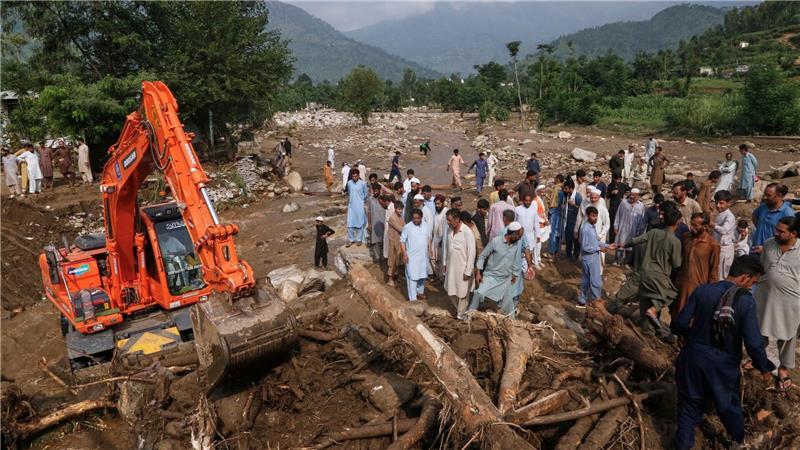 Mehr als 365 Tote nach Sturzfluten in Himalaya-Region Nach der Flutkatastrophe im Norden Pakistans wird mit allem, was da ist, nach lebenden wie toten Opfern gesucht.