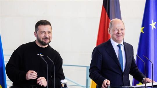 Nach der Freigabe der EU-Milliardenhilfen hat der ukrainische Präsident Wolodymyr Selenskyj (l) Bundeskanzler Olaf Scholz seinen besonderen Dank ausgesprochen (Archivbild).