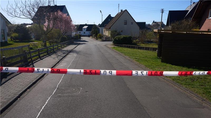 Nach der Gewalttat im Westerwald fahnden die Ermittler nach einem 61-Jährigen.