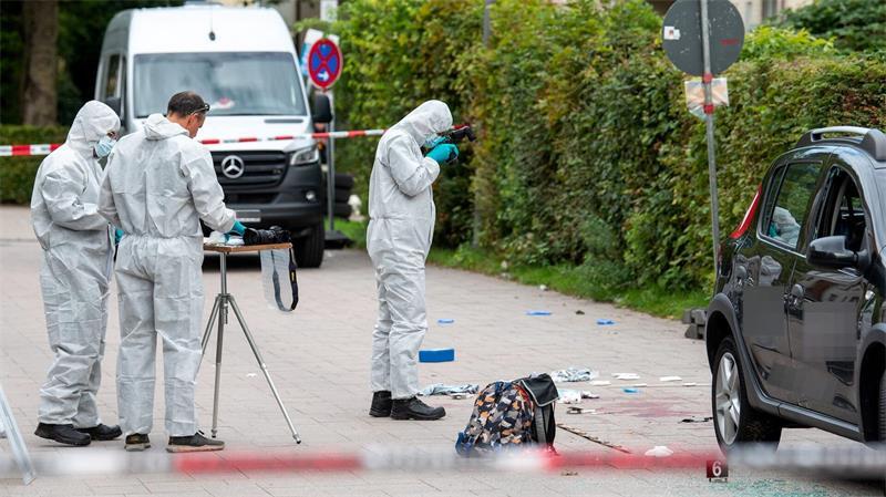 Reinigungskräfte mit Schwert attackiert: Mann in Psychiatrie eingewiesen Nach der Gewalttat in Ahrensburg sichert die Polizei Spuren.