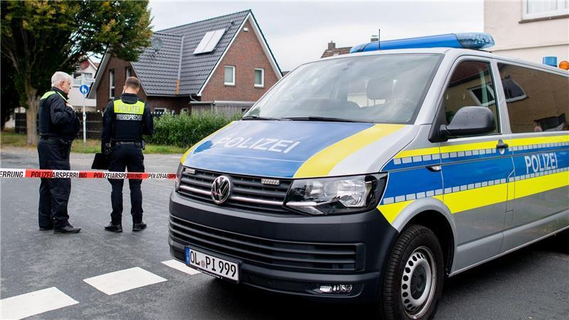 Nach der Gewalttat mit vier Toten in Oldenburg hat die Polizei Spuren gesichert. 