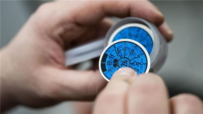 Nach der Hauptuntersuchung gibt es künftig nicht mehr nur die Plakette und den Prüfbericht auf Papier. (Archivbild)