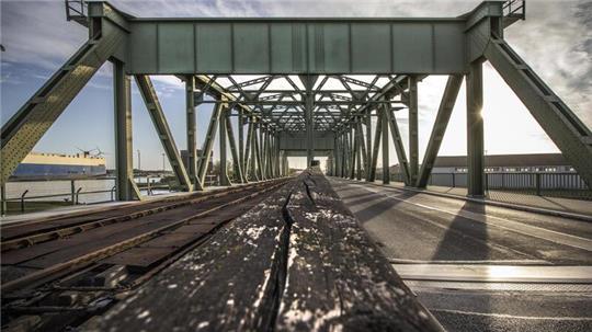 Nach der Havarie der alten Drehbrücke laufen die Planungen für einen Neubau. Klar ist inzwischen, dass ein Gleis in der Mitte der Fahrbahn verlaufen wird. Eine Ampel sperrt dann den Autoverkehr, wenn ein Zug passiert.