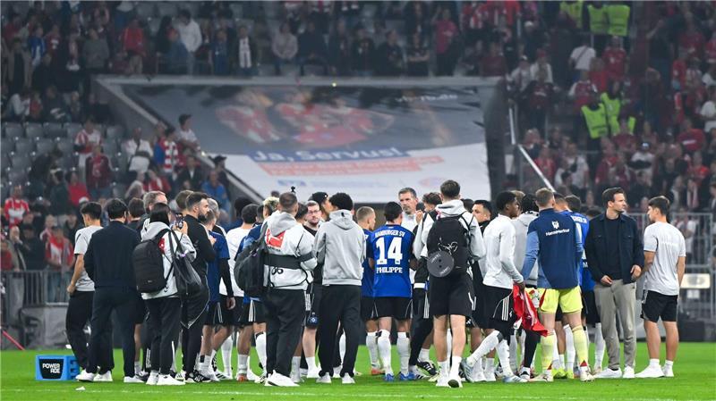 Nach der Klatsche in München stehen die Spieler des HSV im Kreis zusammen.
