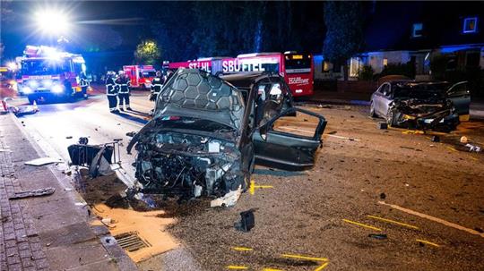 Nach der Kollision an der Kreuzung gleichen die Unfallwagen einem Totalwrack.