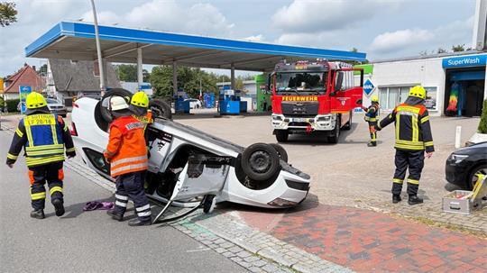 Nach der Kollision auf der B75 in Sottrum landete das Auto auf dem Dach.