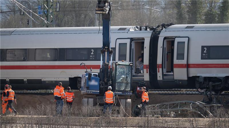 Nach der Kollision eines ICE mit einem Baggerarm machten sich Experten ein Bild von der Unfallstelle nahe Gelnhausen.