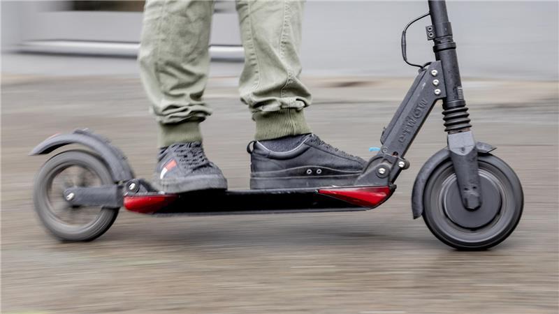 Nach der Kollision mit einem Pkw stürzt eine 54-jährige E-Scooter-Fahrerin und verletzt sich.