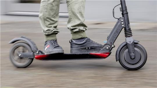 Nach der Kollision mit einem Pkw stürzt eine 54-jährige E-Scooter-Fahrerin und verletzt sich.