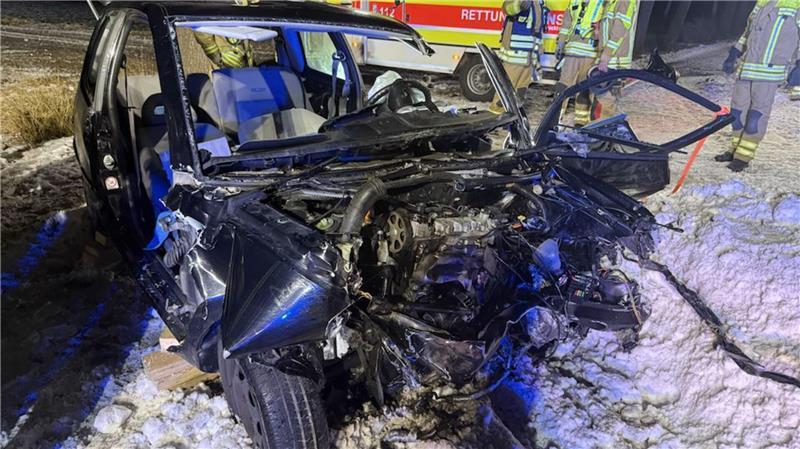 Nach der Kollision mit einem VW-Bus ist von dem Lupo nicht mehr viel übrig.