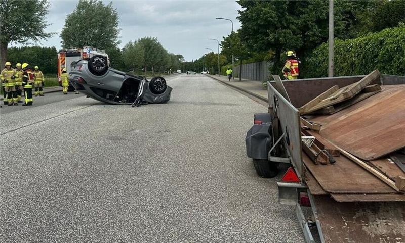 Nach der Kollision mit einem geparkten Anhänger (hier rechts) überschlug sich das Auto auf dem Döser Feldweg in Cuxhaven und blieb auf dem Dach liegen.