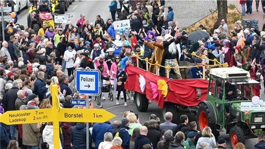 Nach der Krönung der neuen Blütenkönigin startet der Blütenkorso durch Jork.