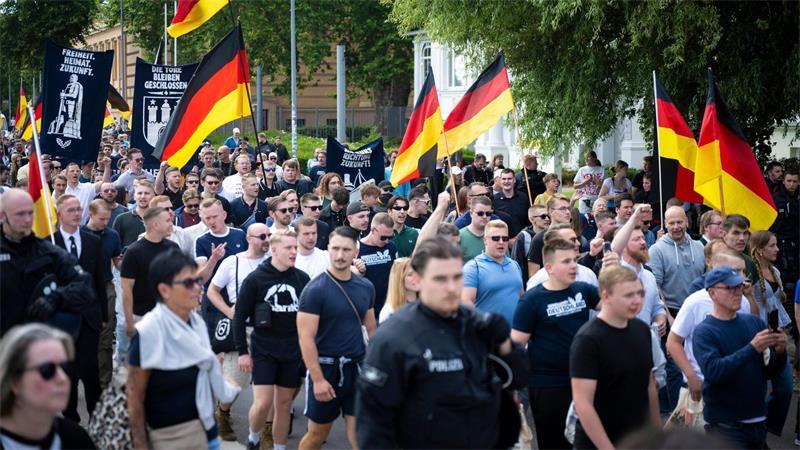 AfD-Mann bei Demo in Schwerin angegriffen – verletzt Nach der Kundgebung auf dem Alten Garten zog die Generation Deutschland durch Schwerin.