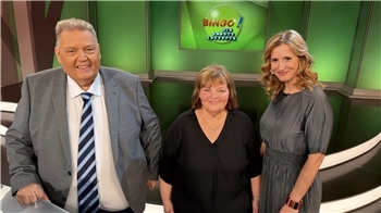Nach der Live-Sendung posierte Klaudia aus Harsefeld (Mitte) mit dem „Bingo-Bären“ Michael Thürnau und Gast-Moderatorin Ilka Petersen für ein Foto.