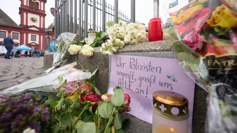 Polizist stirbt nach Messerangriff auf Mannheimer Marktplatz Nach der Messerattacke in Mannheim erinnern Kerzen und Blumen an die Opfer.