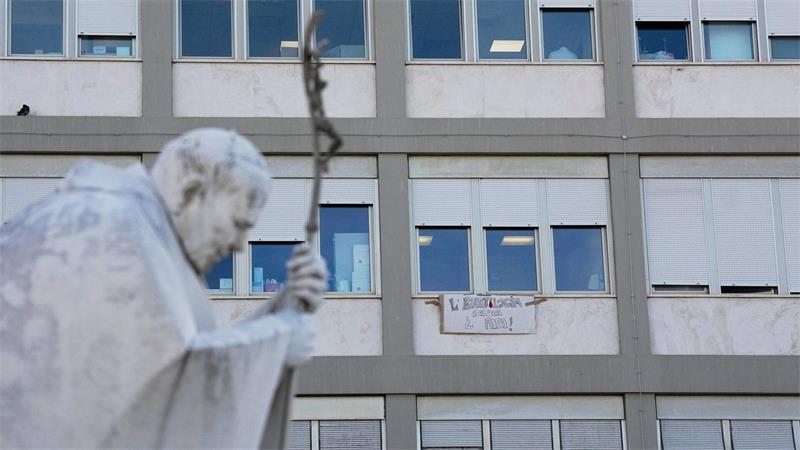 Nach der Operation an der Lunge des Papstes stehen wichtige Befunde noch aus. 