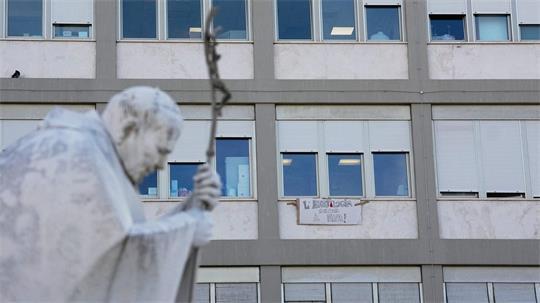 Nach der Operation an der Lunge des Papstes stehen wichtige Befunde noch aus. 