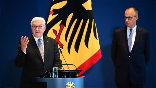 Nach der Personalrochade von Kanzler Merz (rechts) überreichte Bundespräsident Steinmeier den neuen Ministern ihre Urkunden. 