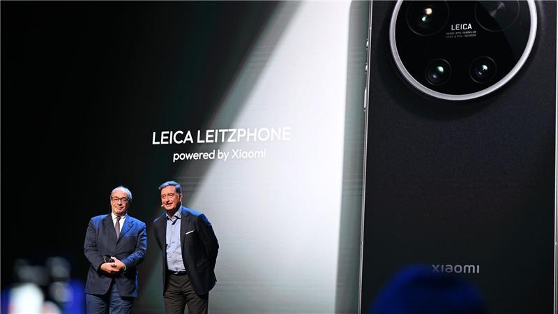 Nach der Präsentation bekamen Leica-Chef Matthias Harsch (rechts) und der Aufsichtsratsvorsitzende Andreas Kaufmann viel Applaus.