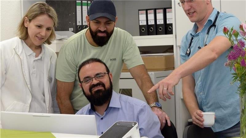 Wann öffnet das MVZ in Apensen? Die Gemeinde ist in Sorge Nach der Praxisübernahme in Beckdorf: David und Hekmatulla Afzali mit den Ärzten Dr.med. Benjamin Handy und Nahla Elhalawi, die inzwischen zum MVZ Afzali Buxtehude gewechselt hat.