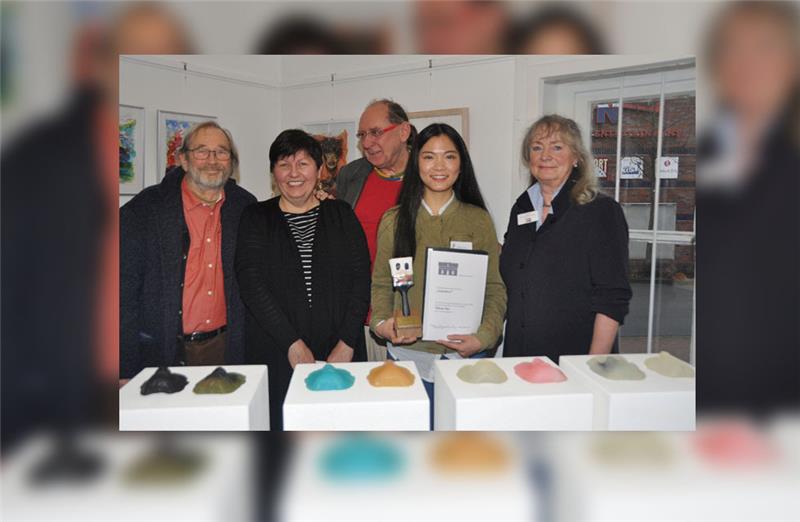 Kunstverein Stade zeigt Gesicht Nach der Preisverleihung: Die externen Juroren Franz Winzentsen, Renate Zelinger-Barber und Alfred Stephan-Mattes (von links), die Preisträgerin Yihuan Yao und die Vorsitzende des Kunstvereins Stade, Marie Schirrmacher-Meitz, beziehen hinter der preisgekrönten Objektreihe D’ont forget me Posten. Fotos: Aldag