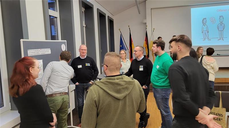 Optimal digital: Airbus, NDB und Co. profitieren von Digiscouts Nach der Projektvorstellung tauschten sich die Azubis und ihre Ausbilder aus.