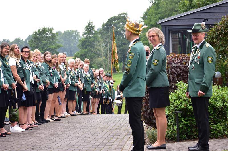 Schmierseifen-Show: Burweg feiert Schützenfest - und seinen Dorfhumor Nach der Proklamation treten alle an bei der Familie Borchers und feiern die Würdenträger.