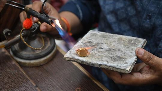 Nach der Rekordrally sackte der Goldpreis zuletzt wieder ab. (Archivbild)