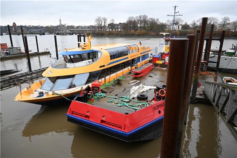 Nach der Reparatur der Antriebswelle auf der Slipan lage, hat die Fähre wieder Wasser unter dem Kiel .