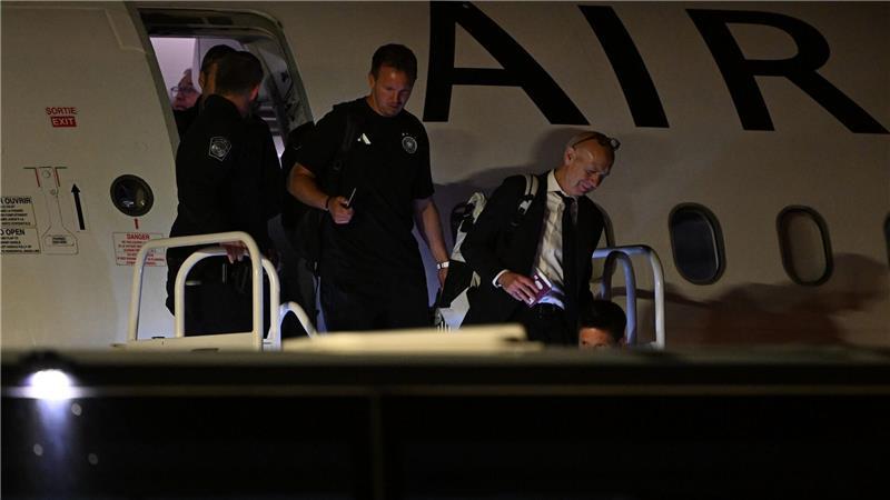 Gruppensieg im Flug und Sommermärchen-Vibes für Nagelsmann Nach der Rückkehr aus Toronto stiegen Julian Nagelsmann und das DFB-Team plötzlich als Gruppensieger aus dem Flieger.
