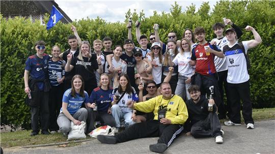 Nach der Rückkehr in die Bundesliga ist die Stimmung gut: HSV-Fans auf Vatertagstour.