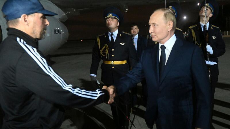 Kreml bestätigt: „Tiergartenmörder“ ist FSB-Agent Nach der Rückkehr von im Westen verurteilten Straftätern will Russland weitere Gefangene etwa aus den USA freibekommen.