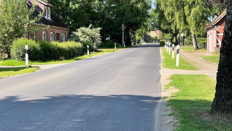 Freie Fahrt auf der Kreisstraße 57 zwischen Düdenbüttel und Heinbockel Nach der Sanierung: Wieder freie Fahrt auf der K57 zwischen Düdenbüttel und Heinbockel.
